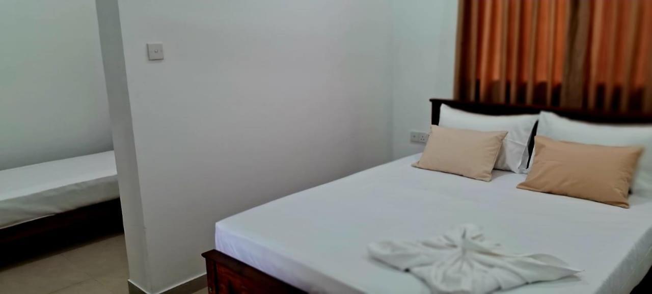 Hotel Urban Breeze à Kundasale Extérieur photo