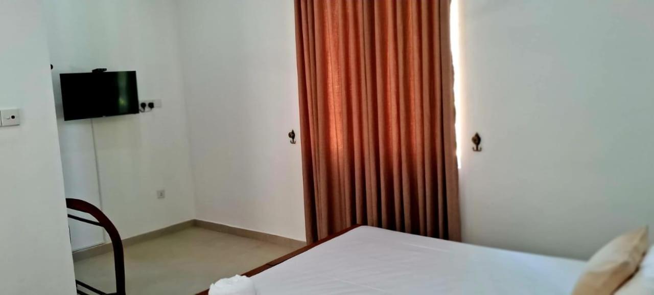 Hotel Urban Breeze à Kundasale Extérieur photo