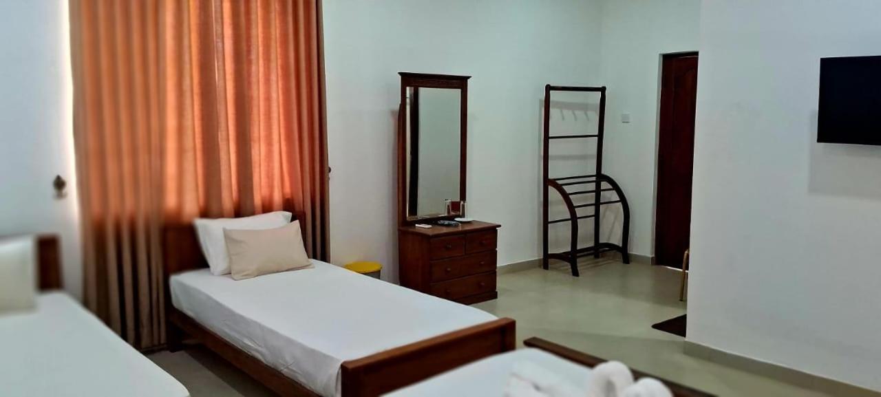 Hotel Urban Breeze à Kundasale Extérieur photo