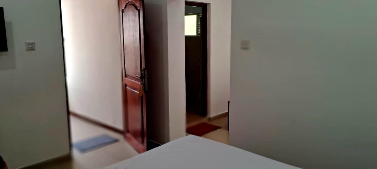 Hotel Urban Breeze à Kundasale Extérieur photo
