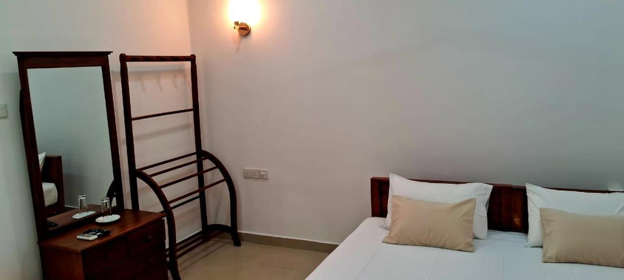 Hotel Urban Breeze à Kundasale Extérieur photo