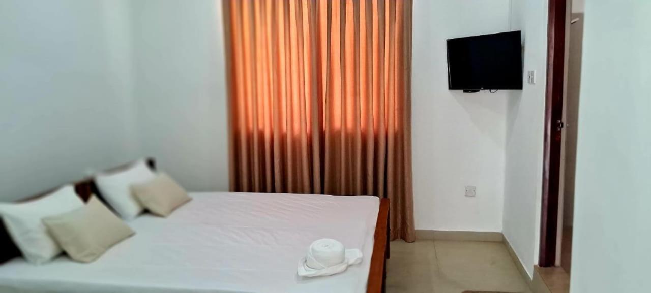 Hotel Urban Breeze à Kundasale Extérieur photo