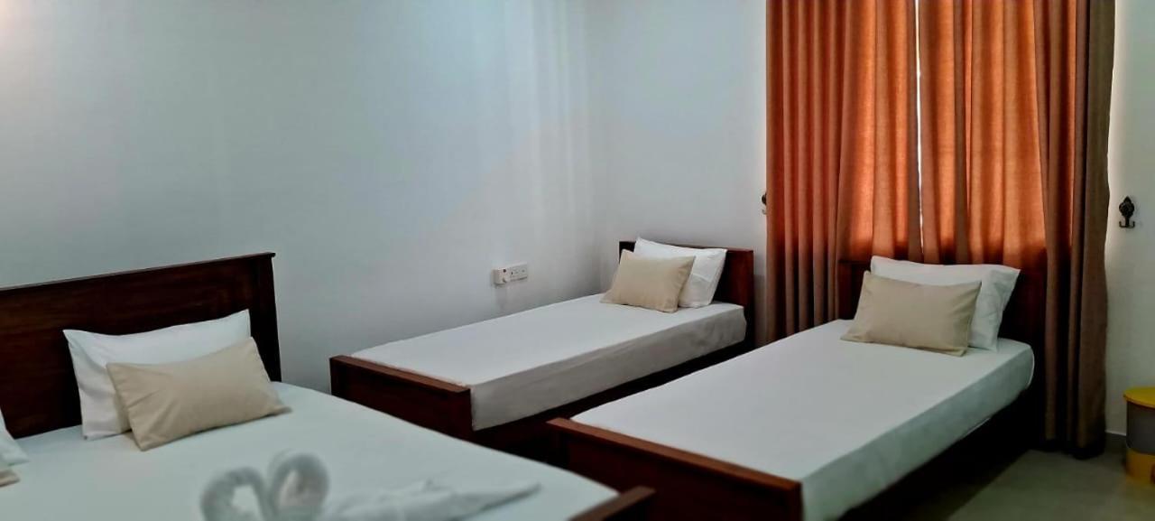 Hotel Urban Breeze à Kundasale Extérieur photo