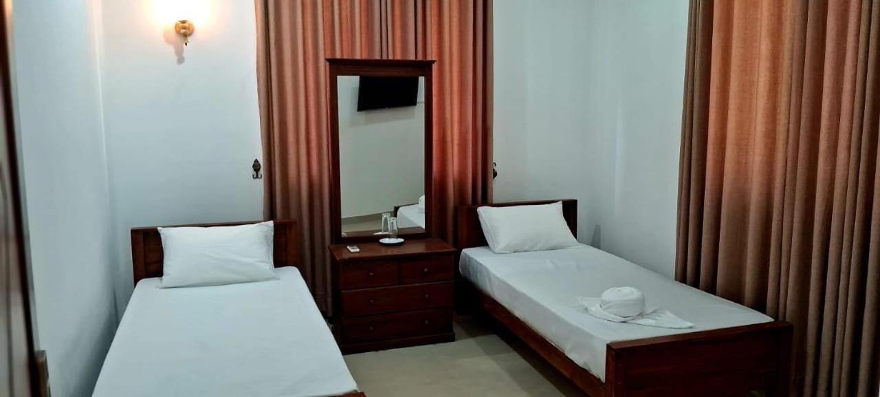 Hotel Urban Breeze à Kundasale Extérieur photo