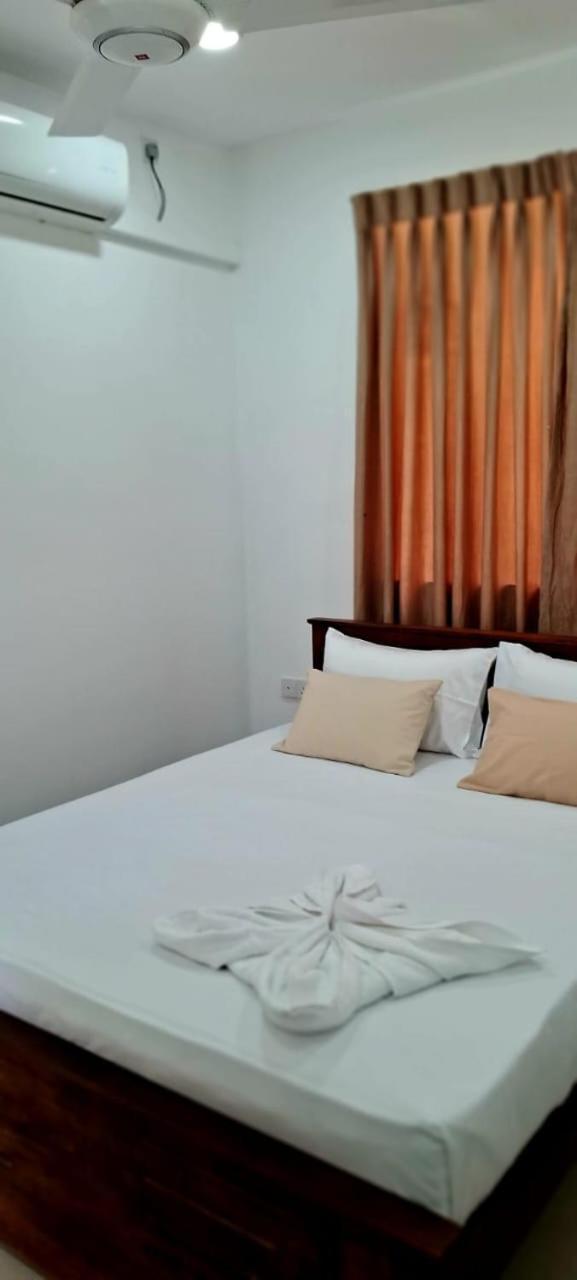 Hotel Urban Breeze à Kundasale Extérieur photo