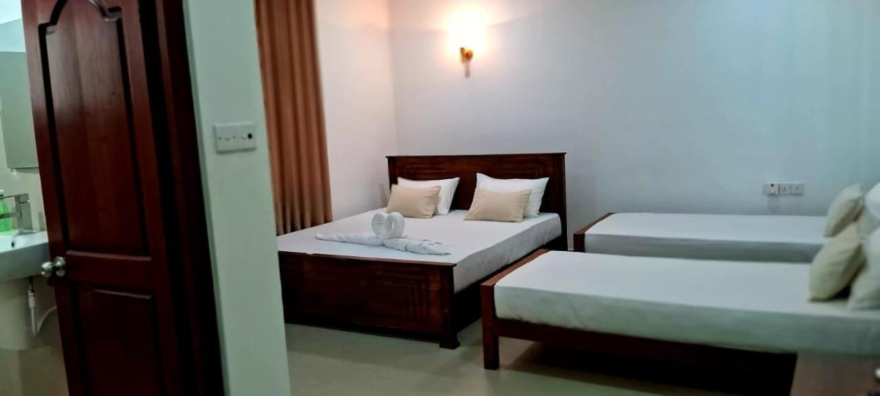 Hotel Urban Breeze à Kundasale Extérieur photo